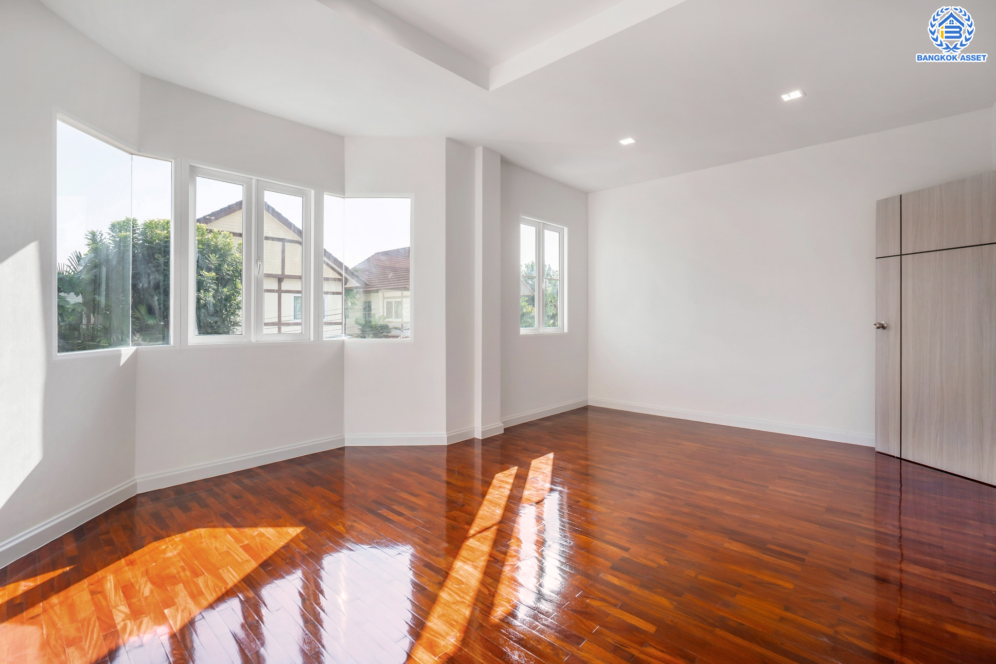 บ้านมือสองตกแต่งใหม่ ม.ลัดดารมย์ วัชรพล แบรนด์ Q.House เนื้อที่ 85.9 ตร.ว. ฟังก์ชัน 4 ห้องนอน 4 ห้องน้ำ จอดรถได้ 2 คัน Facilities ครบครัน บนทำเลเชื่อมต่อหลายเส้นทาง ถ.รามอินทรา ถ.สายไหม และถ.พหลโยธิน ใกล้สนามบินดอนเมือง ทางด่วน "ศรีรัช" และ "เซ็นทรัลรามอินทรา"